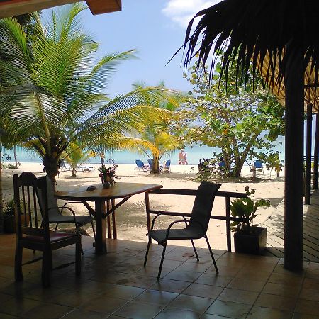 Whistling Bird Hotel Negril Buitenkant foto