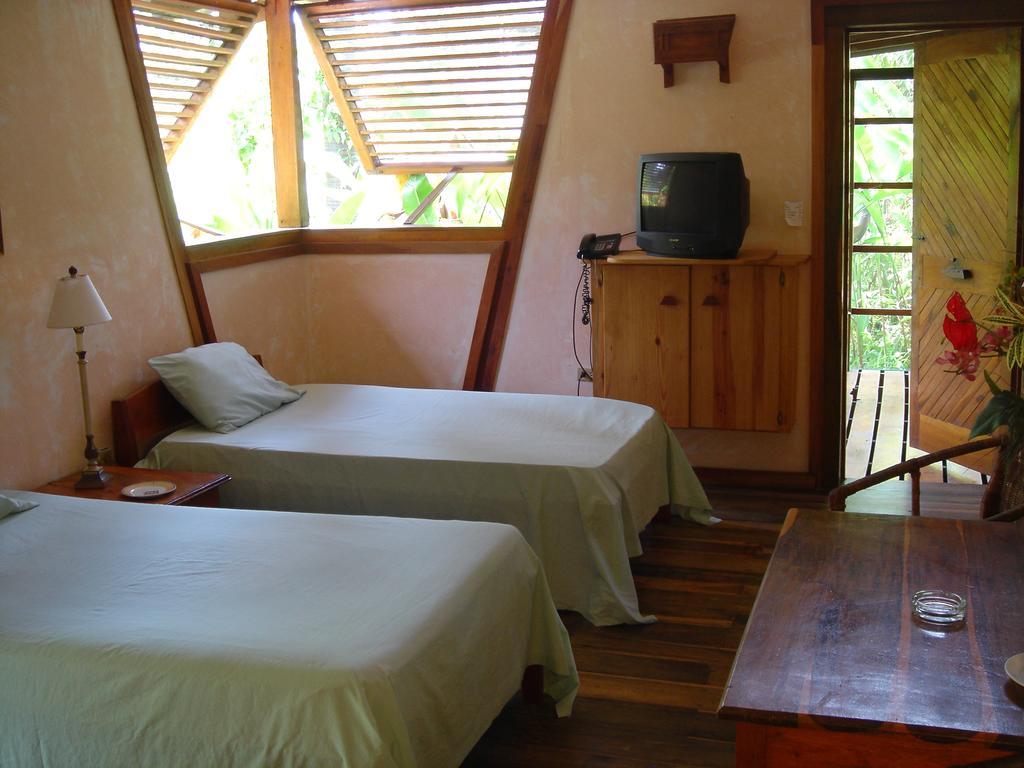 Whistling Bird Hotel Negril Buitenkant foto