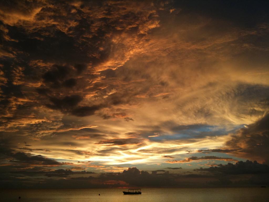 Whistling Bird Hotel Negril Buitenkant foto
